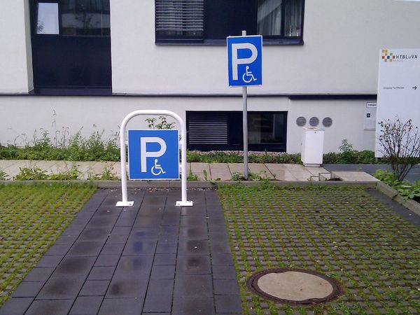 HTBLAuVA Salzburg - Leitsystem Parkplatz mit Stehern