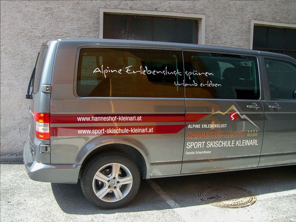 Hanneshof Skischule Kleinarl VW Bus mit Autohochleistungesfolien beschriftet