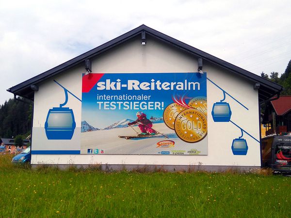 Bergbahnen Reiteralm - Werbetafel mit reflekierendem Digitaldruck und konturgeschnittene Gondeln