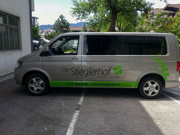 Stieglerhof Radstadt - VW Bus mit gegossener gruener und schwarzer Hochleistungsfolie