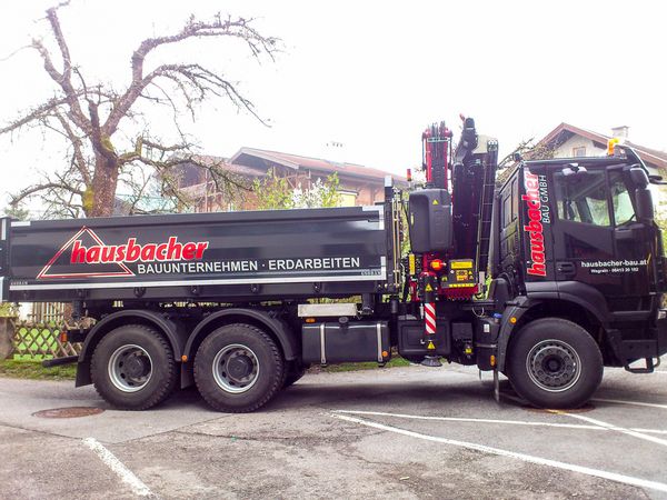 Hausbacher Bauunternehmen & Erdbau Wagrain - LKW-Beschriftung mit gegossener roter Hochleistungsfolie und Chromfolie