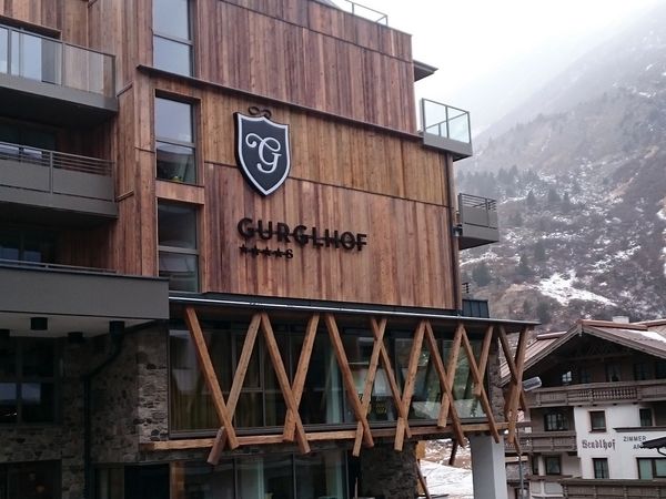 Hotel Gurglhof Obergurgl - Buchstaben als Vollac-Rylrueckleuchter und Wappen als Spanntuchleuchtkasten - Tagansicht