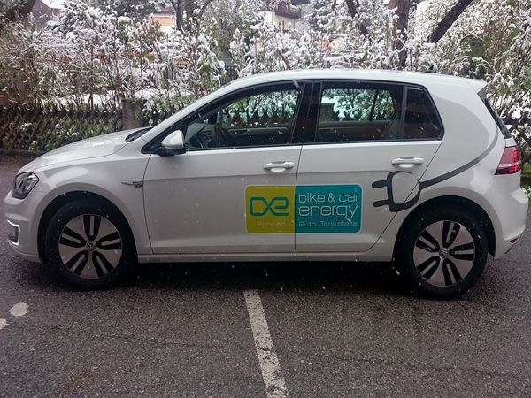 Stranger Elektro Altenmarkt und bike energy - VW Golf mit Digitaldruck auf Autohochleistungsfolie beschriftet