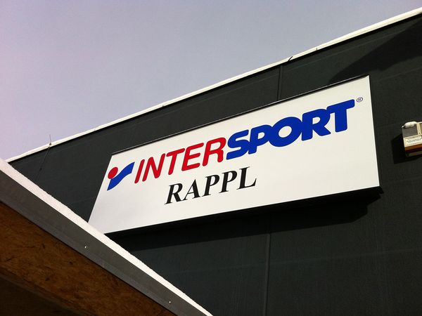 Intersport Rappl - Leuchtkasten mit bedruckter Plexiabdeckung Tagesansicht