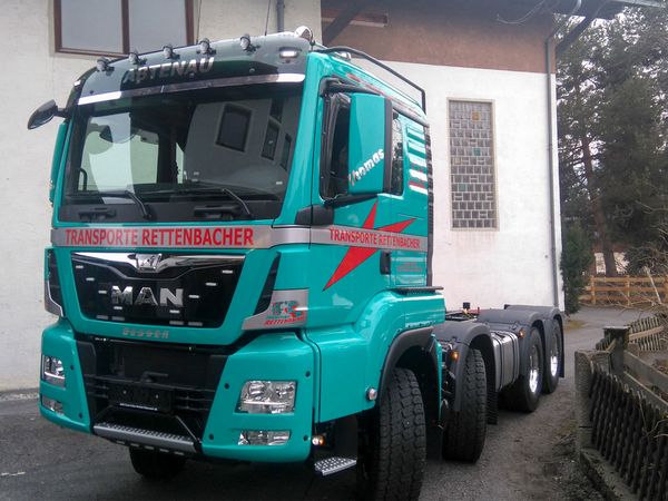 Rettenbacher Transporte Abtenau - LKW beschriftet mit gegossenen Hochleistungsfolien in Rot, Silber und Chrom