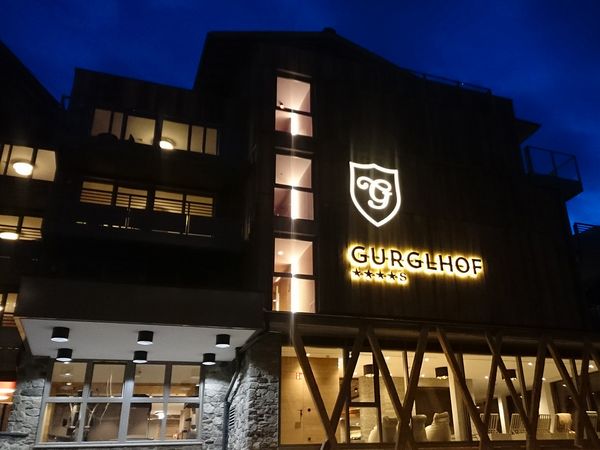 Hotel Gurglhof Obergurgl - Buchstaben als Vollacryl-Rueckleuchter und Wappen als Spanntuchleuchtkasten