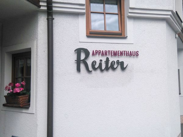 Reiter Appartementhaus - Forexbuchstaben lackiert