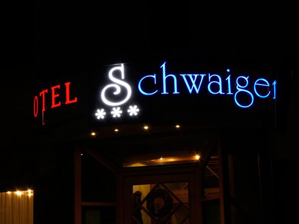 Hotel Schwaiger Eben - Frontleuchter Nachtansicht Bogen