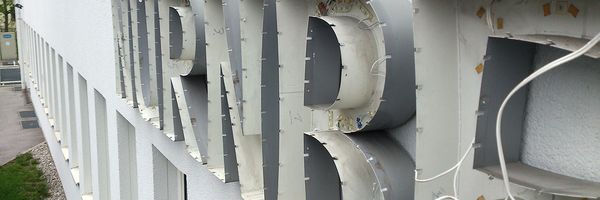 Nuernberger Versicherung - alte Lichtwerbung auf LED-System umruesten 1 Nuernberger Versicherung - alte Lichtwerbung auf LED-System umruesten 1