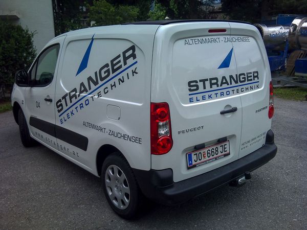 Stranger Elektro Altenmarkt - Peugeot-Beschriftung mit gegossener grauer und blauer Hochleistungsfolie