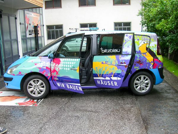 Blitzblau Architektur Mondsee -Citroen Vollfolierung mit Digitaldruck auf Autohochleistungsfolie