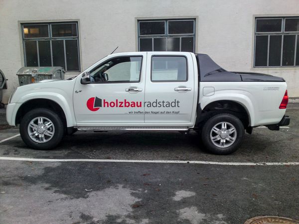 Holzbau Radstadt - Isuzu mit gegossener Hochleistungsfolie beschriftet