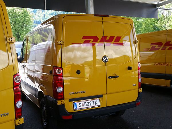 DHL - 10 Autos beschriftet mit beigestellten Folien