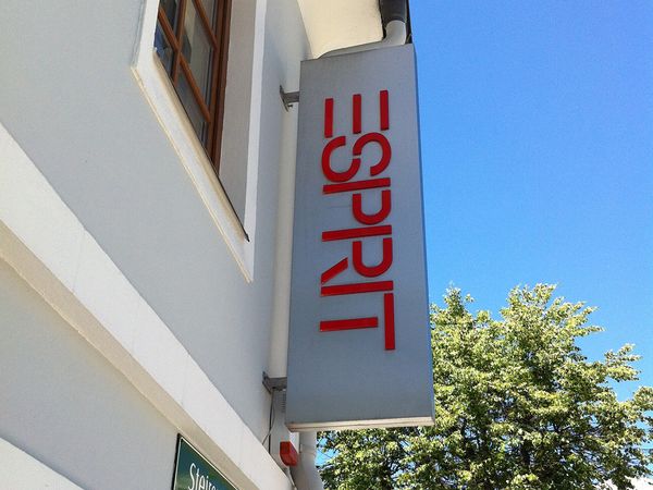 Esprit Shop - auskragender beidseitiger Kasten mit dekupierter Schrift und durchgesteckten leuchtenden Plexibuchstaben