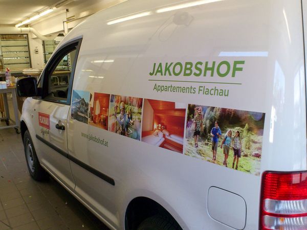 Jakobshof Appartement Flachau - VW Caddy mit Digitaldruck auf Autohochleistungsfolie beschriftet