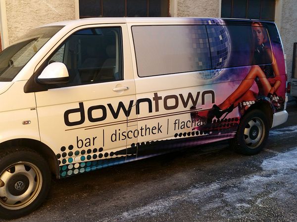 Downtown Flachau - VW Bus Autobeschriftung mit Digitaldruck auf Hochleistungsfolie
