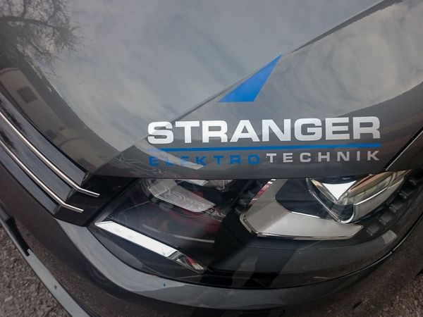 Stranger Elektro Altenmarkt - VW Sharan Beschriftung mit gegossener weisser und blauer Hochleistungsfolie (1)