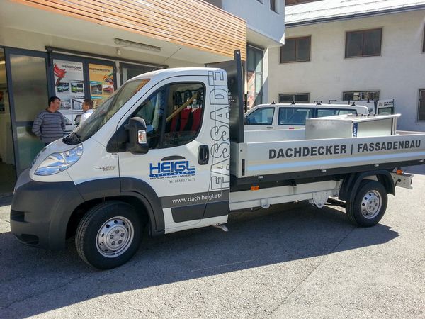 Heigl Dachdecker Altenmarkt - VW Pritsche beschriftet mit gegossener blauer und grauer Hochleistungsfolie