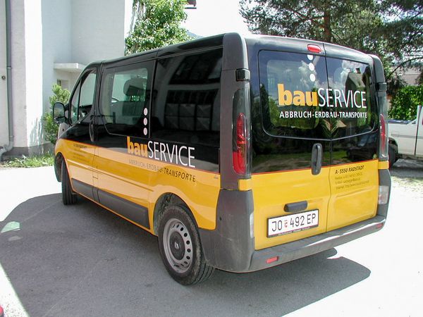 BauService Erdbau Radstadt - Renault Trafic mit gegossenen Hochleistungesfolien in gelb und weiss beschriftet