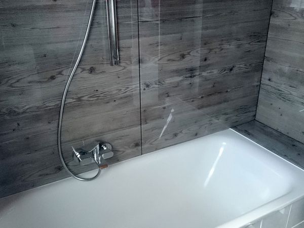 Weissofner Glas - Badewanne mit direkt von hinten bedrucktem Glas verkleidet