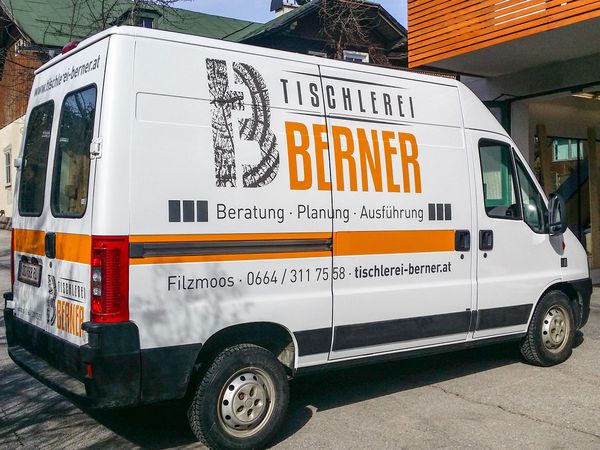 Tischlerei Berner Filzmoos - Fiat mit Digitaldruck und gegossener oranger und grauer Hochleistungsfolie beschriftet