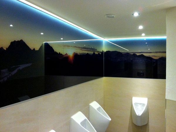 Hotel Alpenrose - Glasbild von hinten bedruckt mit LED-Band beleuchtet