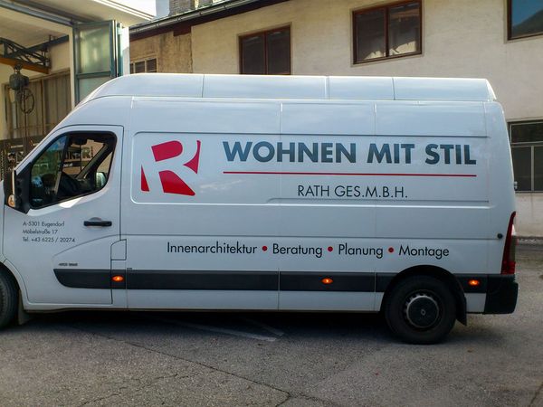 Rath Wohnen mit Stil Eugendorf - Renault mit gegossener Hochleistungsfolie beschriftet