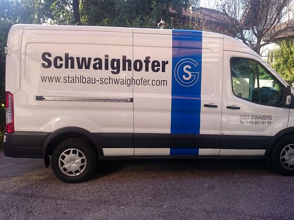 Schwaighofer Stahlbau Annaberg - Ford Transit mit gegossenen Hochleistungsfolien und Logo in reflektierender Folie beschriftet