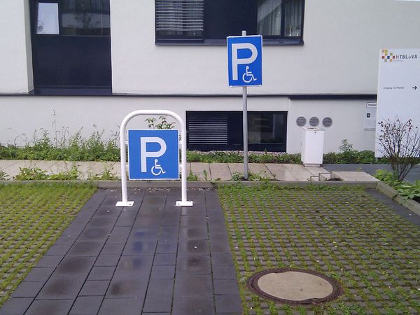 HTBLAuVA Salzburg - Parkplatztafeln mit Steher und Befestigung