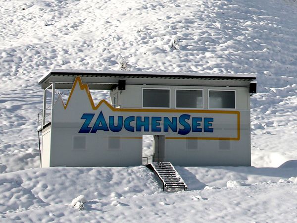 BB Zauchensee - Zielhaus mit Netzplanen in Spannsystem beschriftet