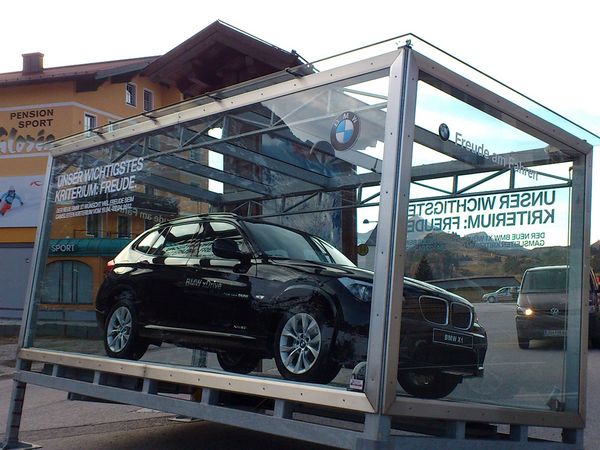 BMW Austria Obertauern - Glaskubus beschriftet mit geplotteten Hochleistungsfolien und Digitaldruck