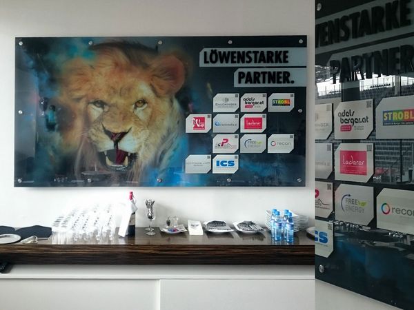 Adelsberger Creativ Media St Johann - Glasbild direkt von hinten bedruckt und mit Distanzhalter montiert - mit Acrylbuchstaben
