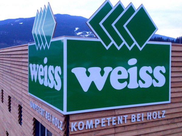 Holzcenter Weiss HCW - Fassadentafel aus Dibond mit Digitaldruck beschriftet und konturgeschnitten