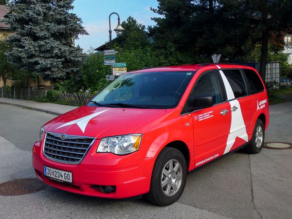 Atomic - Chrysler Vollfolierung mit gegossener roter Hochleistungsfolie, Beschriftung in weiss