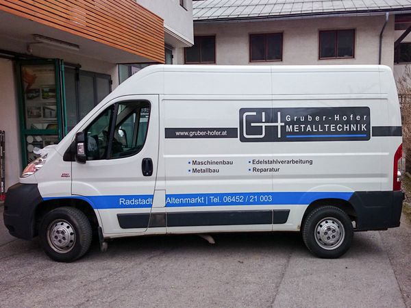 Gruber-Hofer Metalltechnik Altenmarkt - Fiat Ducato mit gegossenen Hochleistungsfolien in grau und blau beschriftet