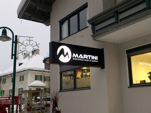 Martini Sport Annaberg - auskragendes beidseitig leuchtendes Steckschild mit dekupierter Beschriftung