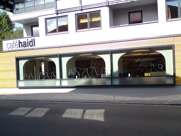 Haidl Cafe Altenmarkt - Schaufensterbeklebung mit geplotteter Satinatofolie