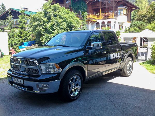 Autohaus Hoell Flachau - Dodge Ram Beschriftung mit gegossener weisser Hochleistungsfolie