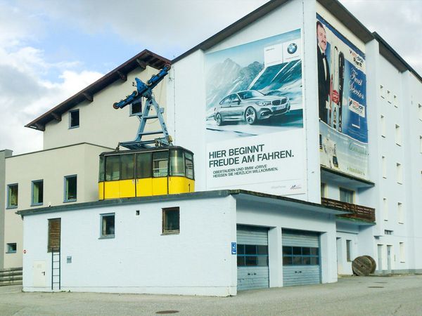 BMW Obertauern - Spannrahmen mit jaehrlich wechselnder Netzplane