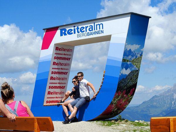 Bergbahnen Reiteralm - Panoramabank mit Dibondplatten verkleidet und mit bedruckten Hochleistungsfolien beschriftet