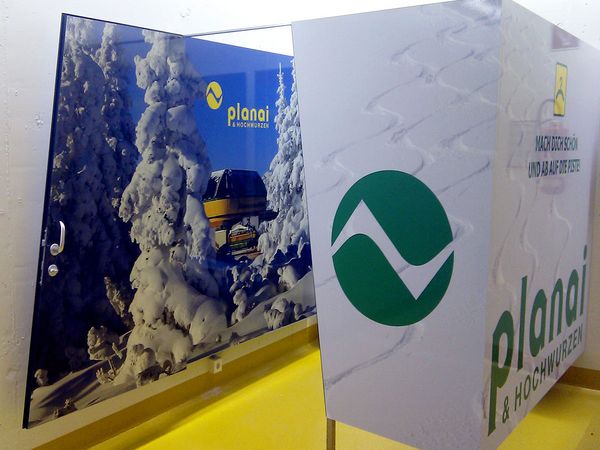 Bergbahnen Planai - Umkleidekabinen komplett beschriftet mit Digitaldruck auf Hochleistungsfolien 2