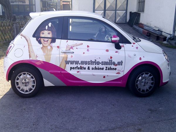 Dentallabor Michael Schlegel Salzburg - Fiat 500 mit Digitaldruck auf Autohochleistungsfolie beschriftet