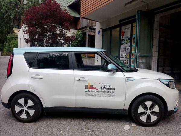 Steiner Wanner Wohnbau Radstadt - Kia Soul mit Digitaldruck auf Autohochleistungsfolie beschriftet