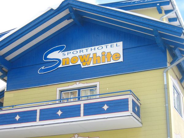 Sporthotel Snowwhite - Fassadentafel bedruckt und konturgeschnitten