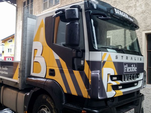 Berger Holzbau Hallein - LKW mit Digitaldruck auf Autofolie beklebt Fuehrerkabine