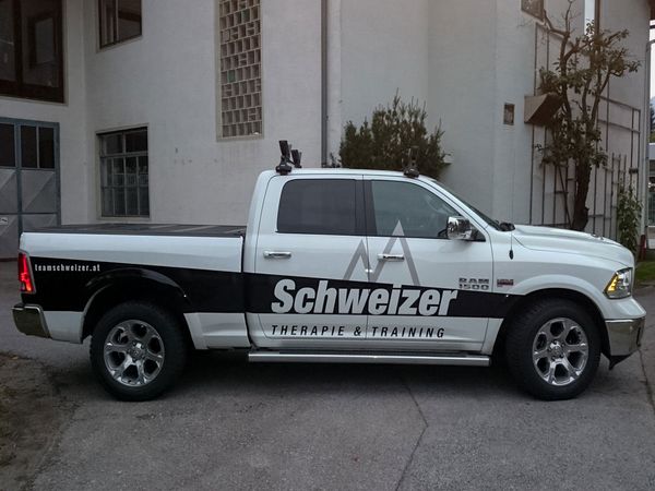 Steiner Hans-Peter Agentur Ramsau - Dodge RAM Team Schweizer Therapie mit gegossenen Hochleistungsfolien beschriftet