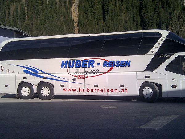 Huber Reisen Flachau - Reisebus beschriftet mit gegossenen Hochleistungsfolien