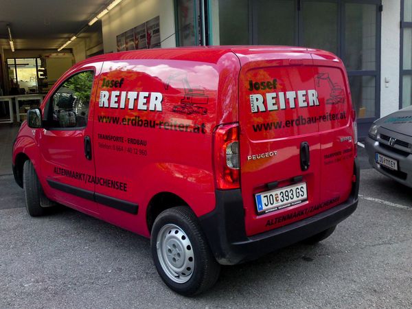 Reiter Erdbau Altenmarkt - Peugeot mit Digitaldruck und schwarzer Autohochleistungsfolie beschriftet