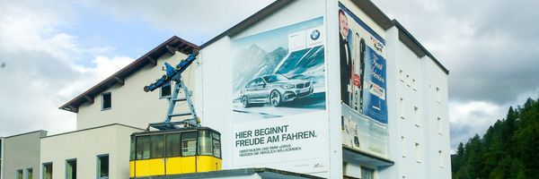 BMW Obertauern - Spannrahmen mit jaehrlich wechselnder Netzplane