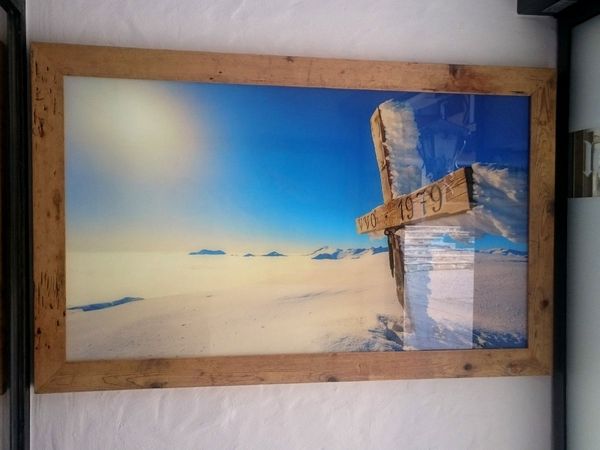 Bildsalon - Hotel Tyrol - Glasbild von hinten bedruckt mit Holzrahmen